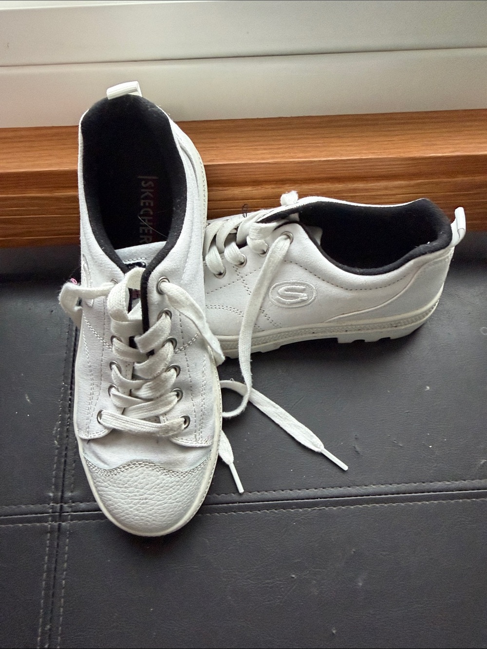 Skechers White and Black Low-Top Lace-Up Sneakers size 7, gently used